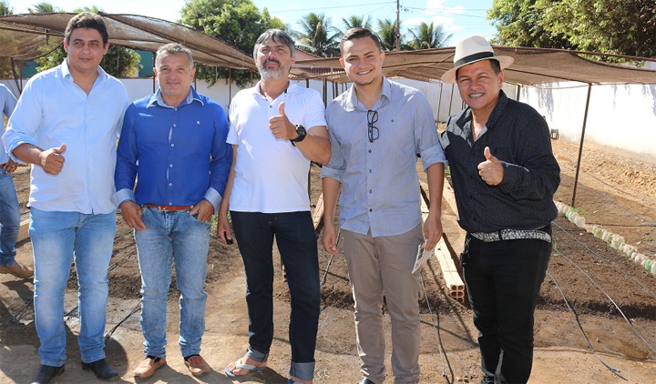Vereadores participam de entrega de kits de irriga&ccedil;&atilde;o para agricultura familiar